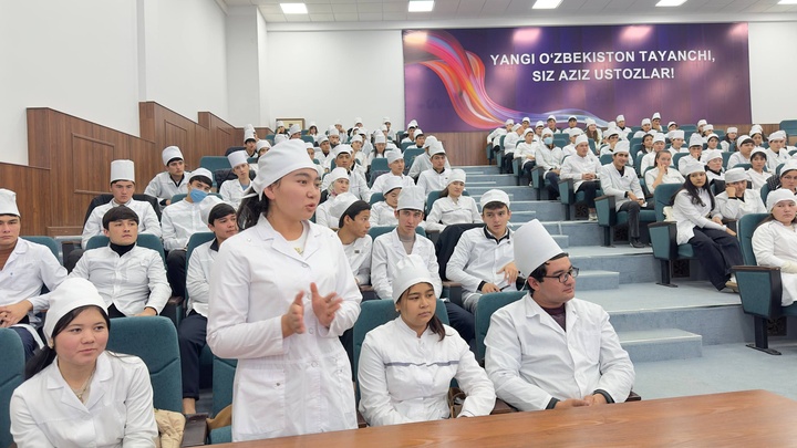 Direktor va yoshlar uchrashuvi