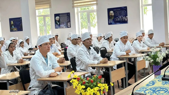 Direktor va yoshlar uchrashuvi