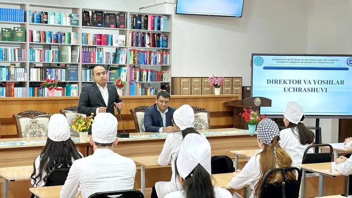 Директор и молодежная встреча